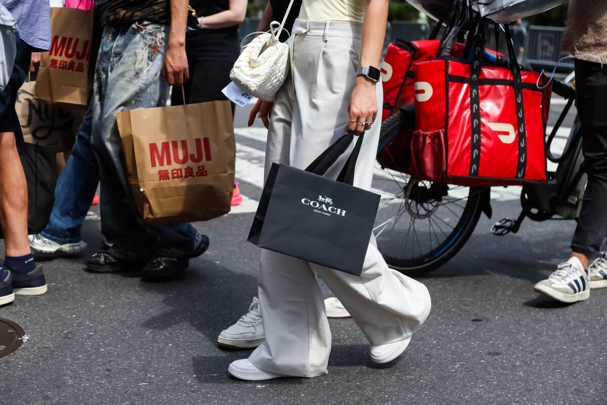 US Consumer Borrowing Rises Most in Three Months on Credit Cards