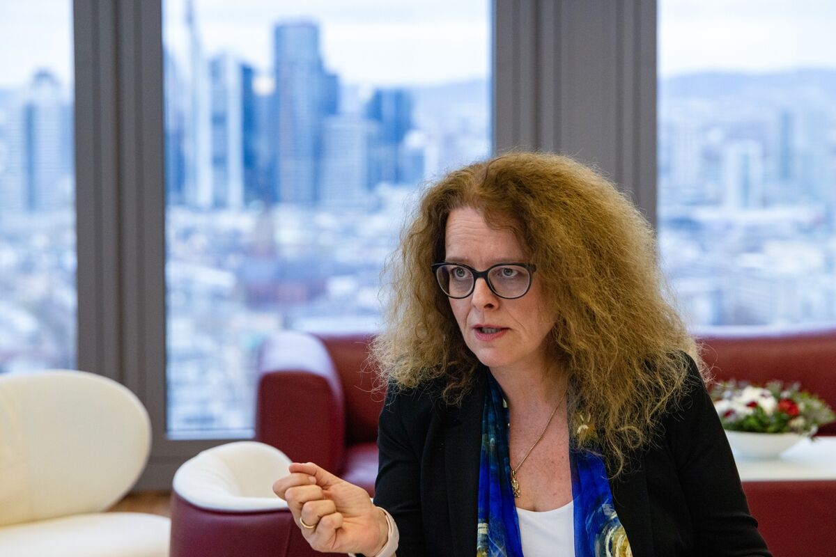 🟪"La BCE invita alla cautela: Isabel Schnabel sulla gestione dei tassi d'interesse"