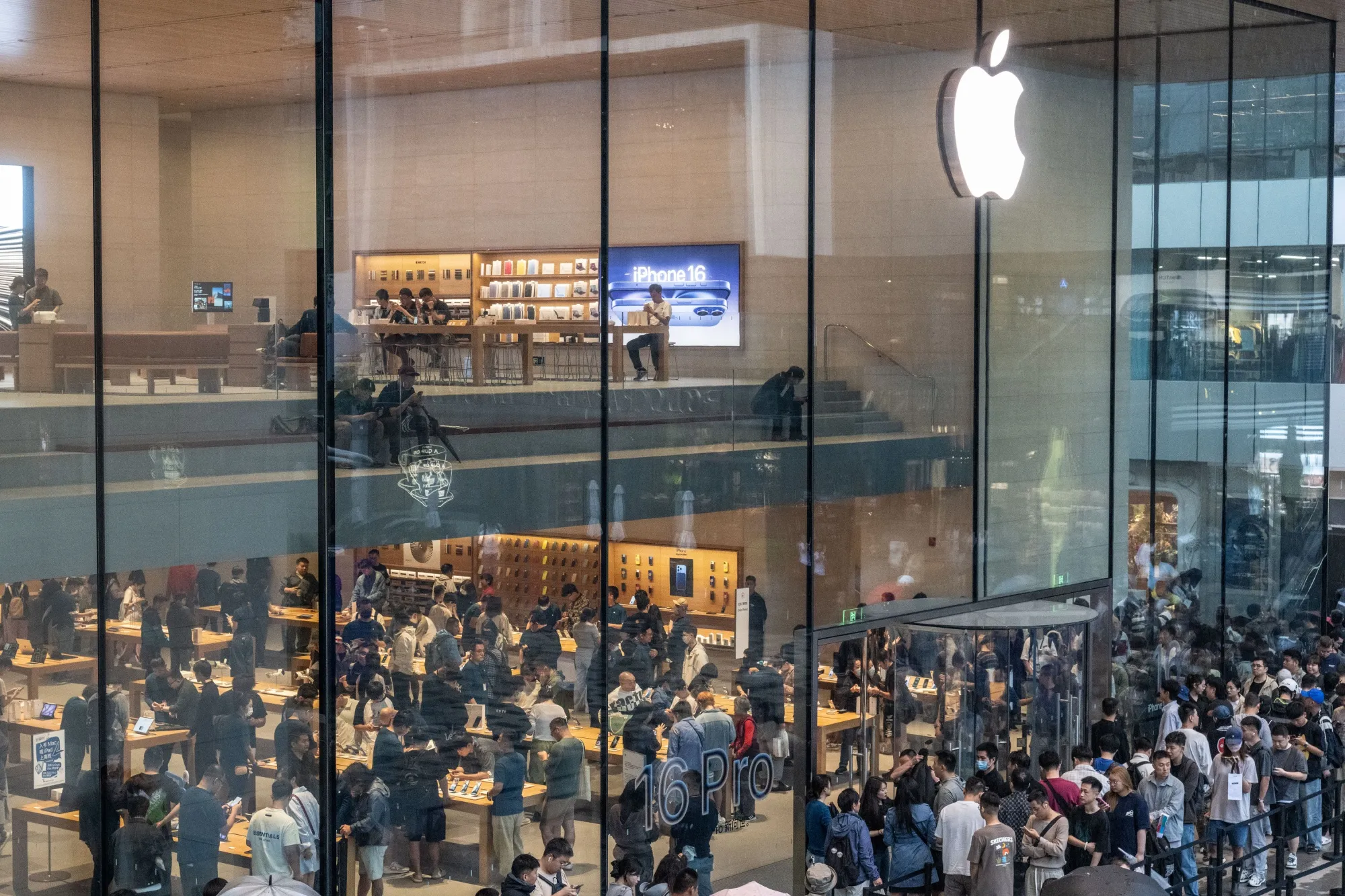 Customers outside the Apple Inc. Sanlitun store in Beijing last year.&nbsp;