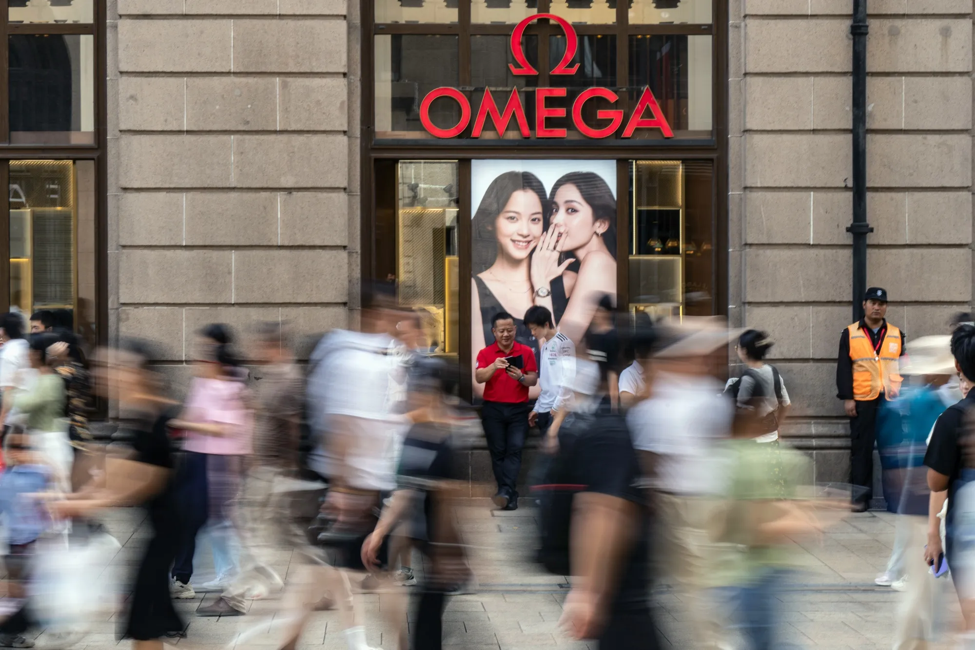 Người mua sắm Trung Quốc chiếm hơn một phần tư doanh số bán hàng xa xỉ hàng năm và dự kiến doanh số mua hàng của họ sẽ tăng khoảng 6% vào năm 2026.