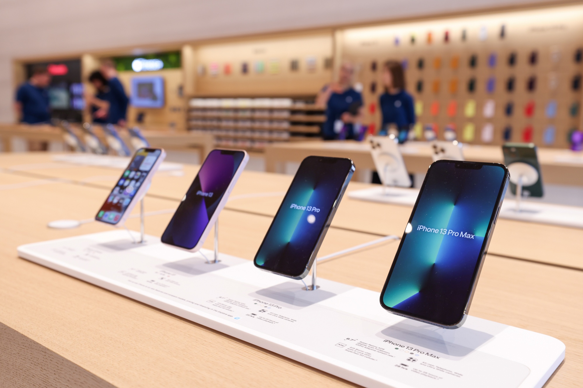 アップルの4-6月期業績、市場予想上回る-iPhone需要持続 - Bloomberg