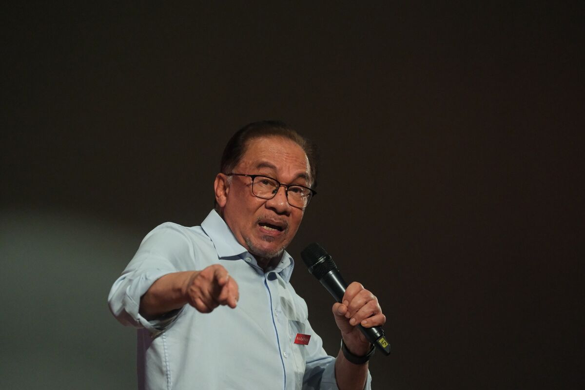 Anwar Ibrahim Confident of Simple Majority in Malaysia Polls - Bloomberg