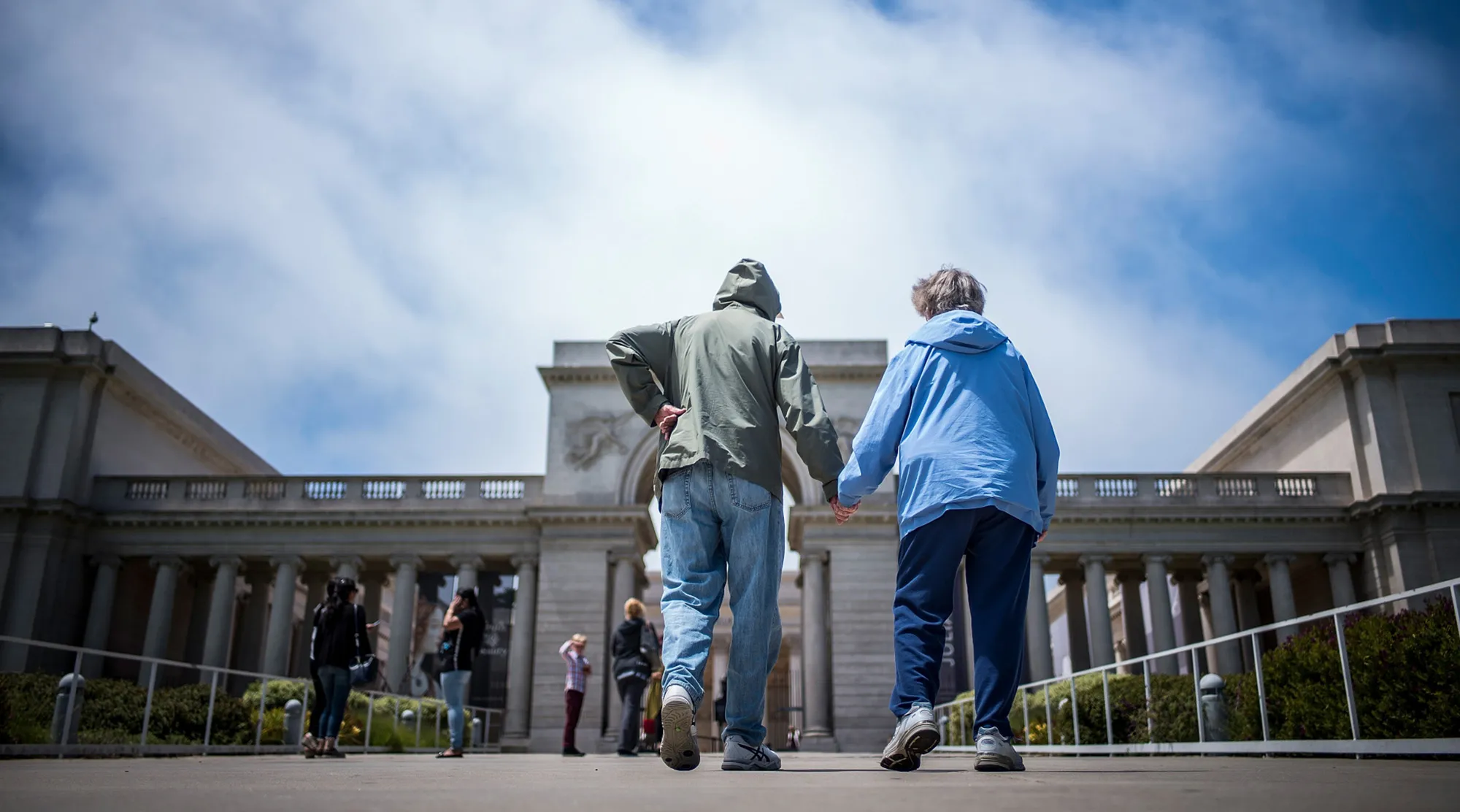 A couple walks to the entrance of the Legion of Honor in San Francisco.