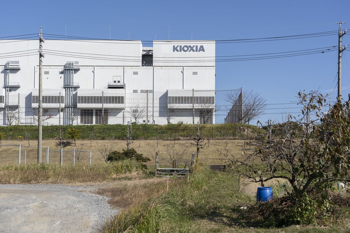 Japan Chipmaker Kioxia Sells $2.2 Billion of Bonds in Debut