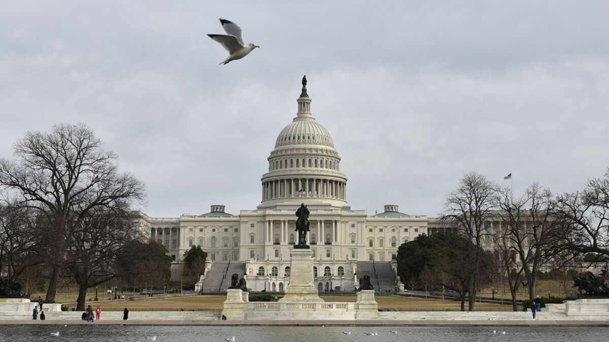 ⚫️ BLOOMBERG: Rischi Economici e Commenti della Federal Reserve Durante il Blocco del Governo Statunitense