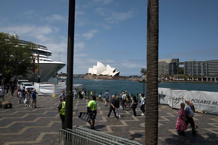 Shoppers in Sydney Ahead of Holidays
