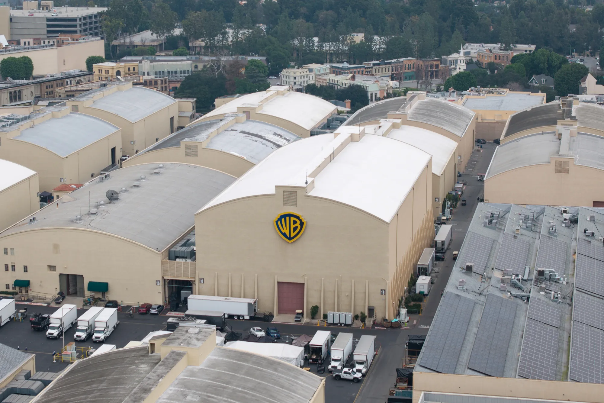 ワーナー、パラマウントとの協議再開を検討-入札合戦再燃の可能性