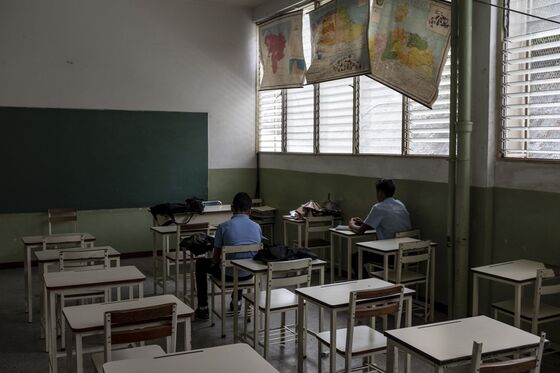 Venezuela’s Ravaged Schools Lack Food, Books and Students