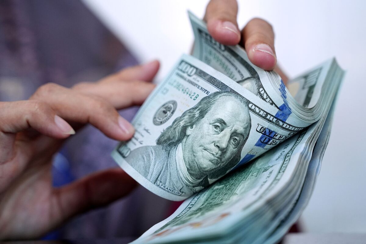 Dollar Wavers as Inflation Aids Fed Hike Bets While Oil Falls