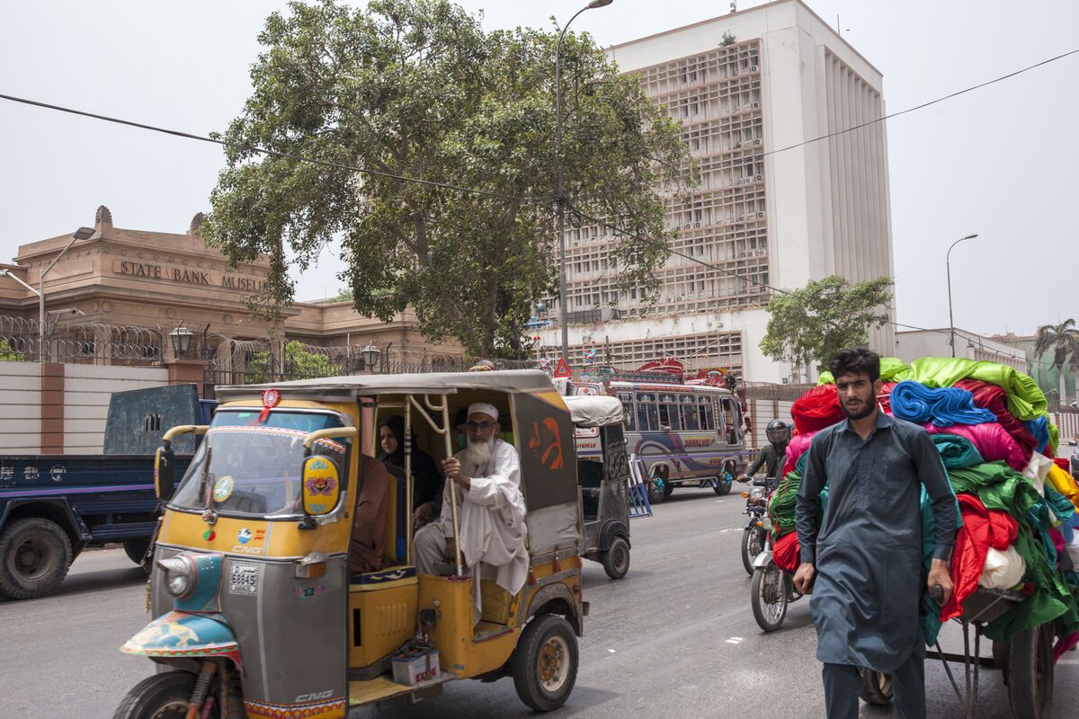 Pakistan Holds Key Interest Rate as Iran War Clouds Outlook