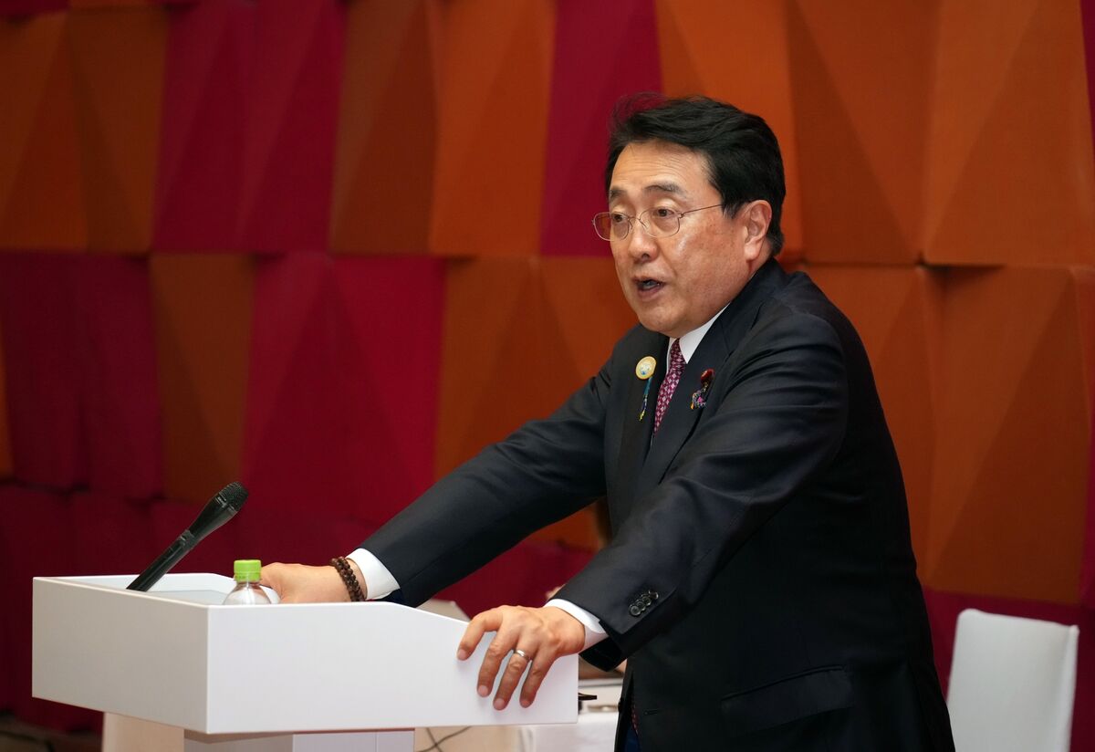 Japan's Akazawa Has Brief Talk With China Commerce Minister Wang