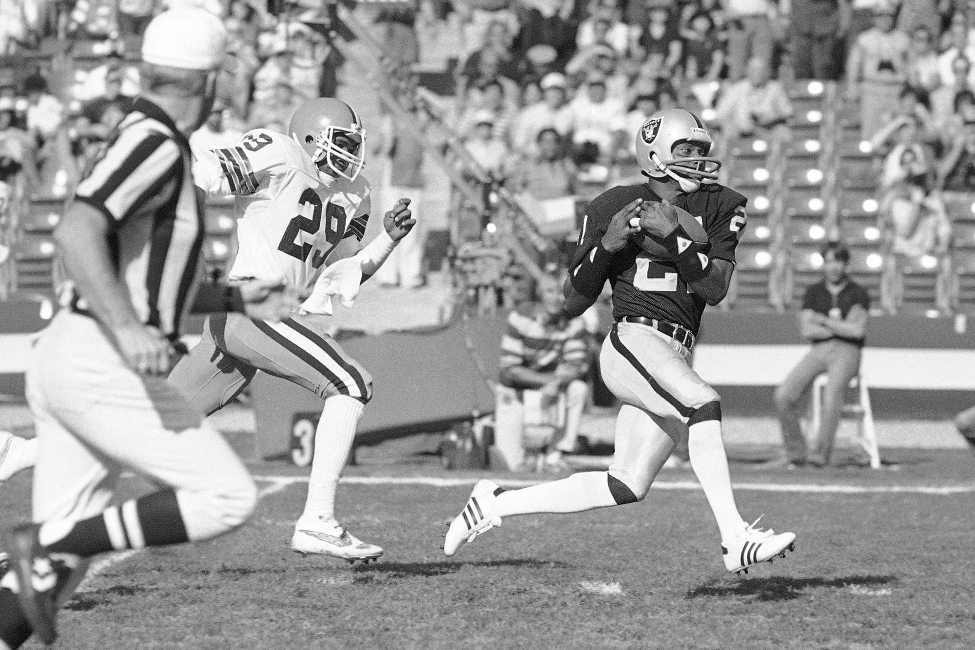 Oakland Raiders quarterback Jim Plunkett takes off running during News  Photo - Getty Images