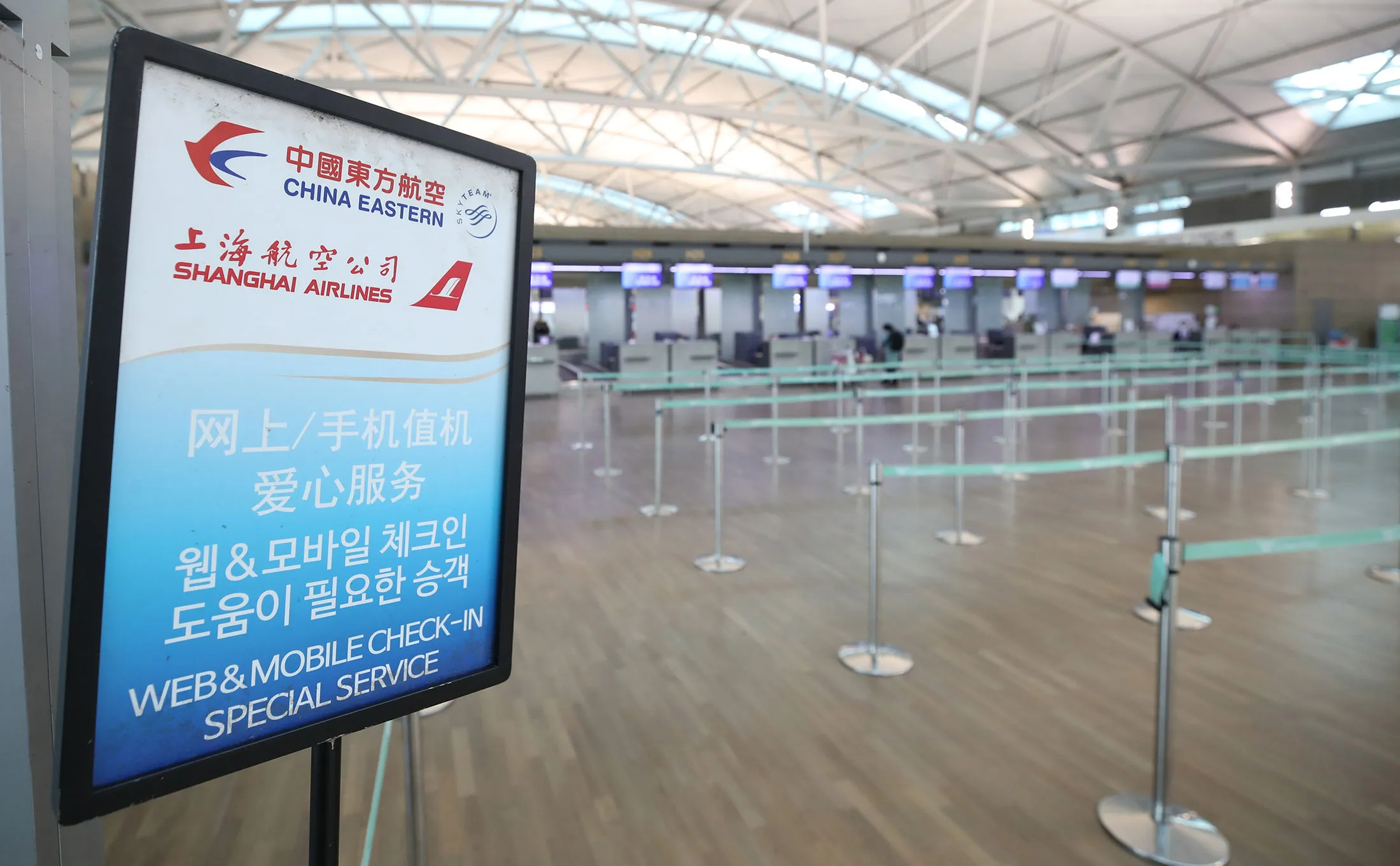 A check-in counter for&nbsp;China Eastern Airlines is deserted at Incheon International Airport, west of Seoul, on Jan. 28.