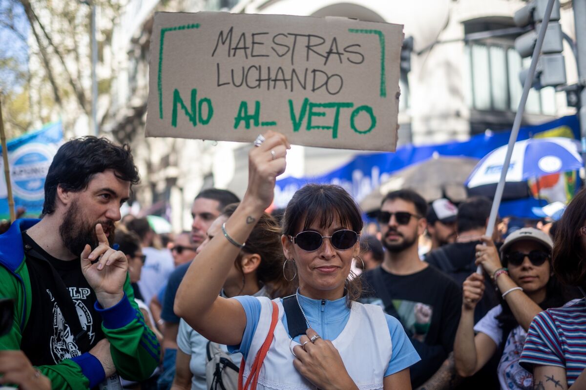 Argentina Bonds Hit Lowest in a Year on Growing Milei Pressure