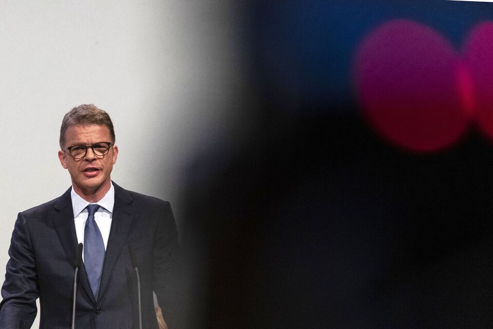 Deutsche Bank Regulators Urge Sewing to Cut Responsibilities Bloomberg