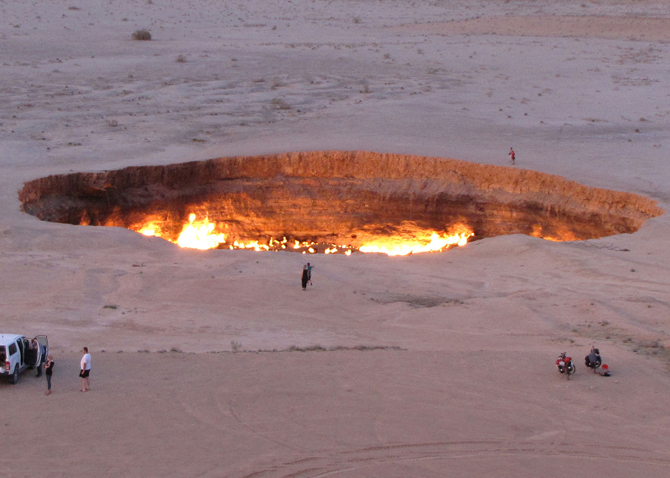Провалиться в тартарары. Кратер Дарваза в Туркменистане. Дарваза врата ада. Дарваза газовый кратер в Туркменистане. Туркмения Дарваза врата ада.