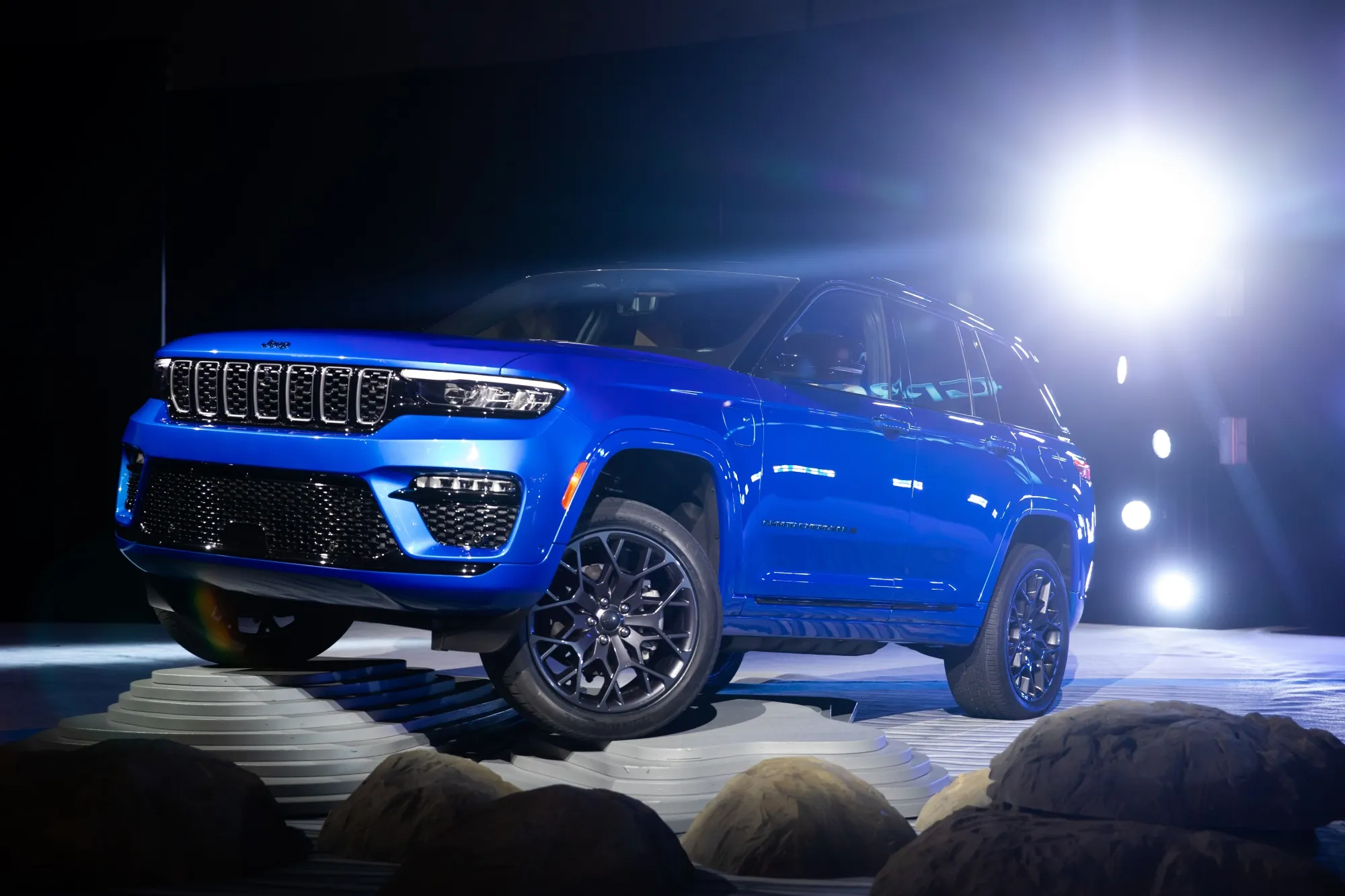 A Jeep Grand Cherokee 4xE electric vehicle.