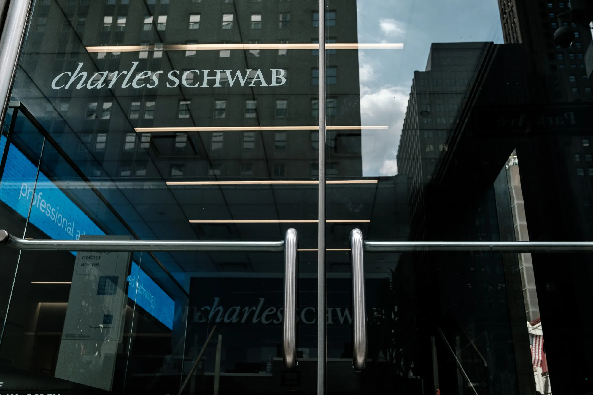 Charles Schwab Says It Settled SEC Suit on Reporting Failure - Bloomberg