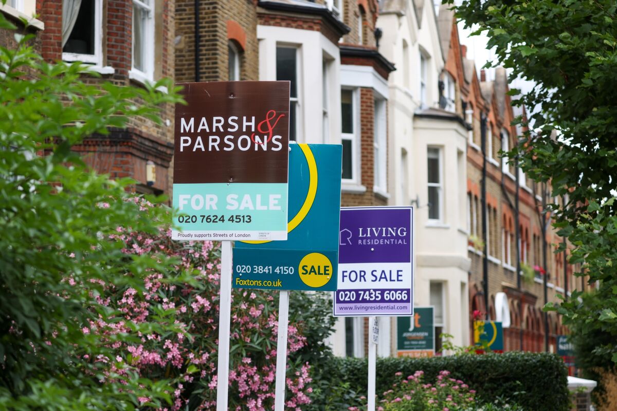 UK House Prices in Longest Slump Since 2008, Nationwide Says