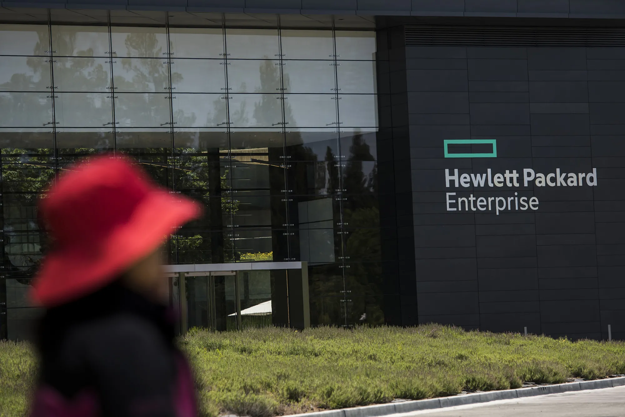 A pedestrian walks past Hewlett-Packard Enterprise Inc. headquarters in Palo Alto, California, U.S., on Monday, May 22, 2016. Hewlett-Packard Enterprise Inc. is scheduled to release earnings figures on after market on May 24.
