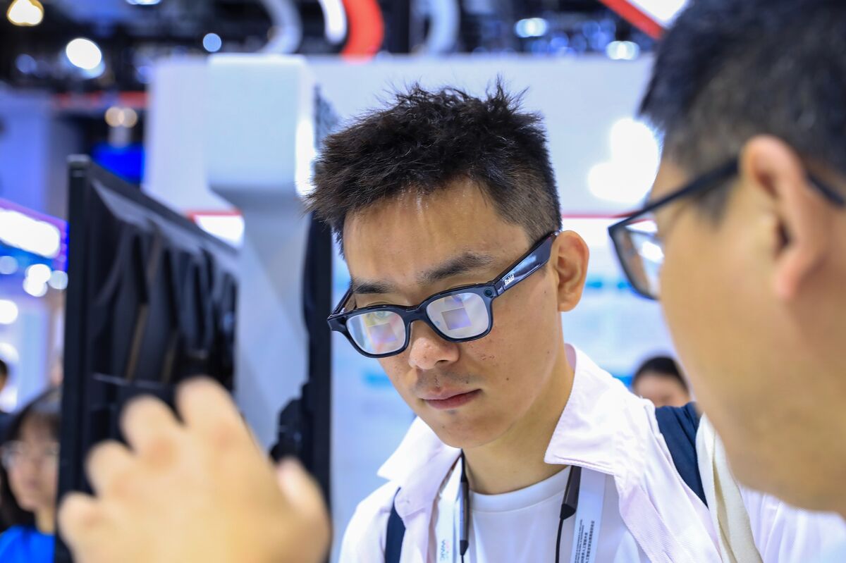 Smart Glasses Shouldn’t Be the Next Smartphones Smart Glasses Shouldn’t Be the Next Smartphones