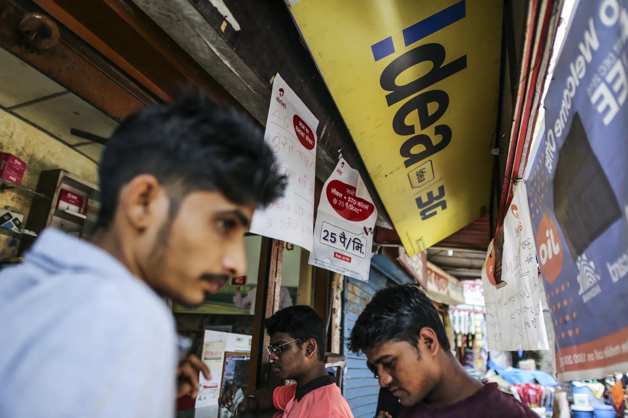 Mobile Phone Users And Stores Ahead of Indian Telco Earnings
