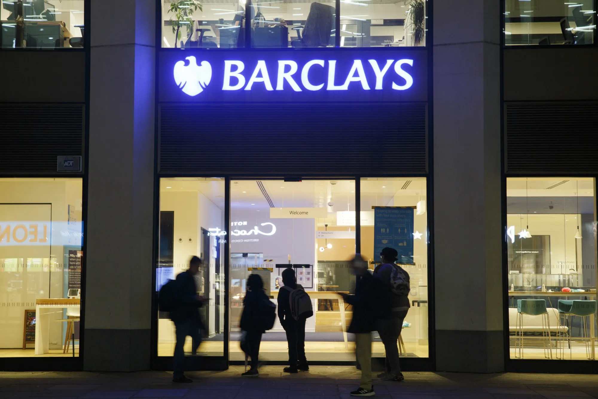 U.K. Bank Branches As CEOs Divided on Inflation