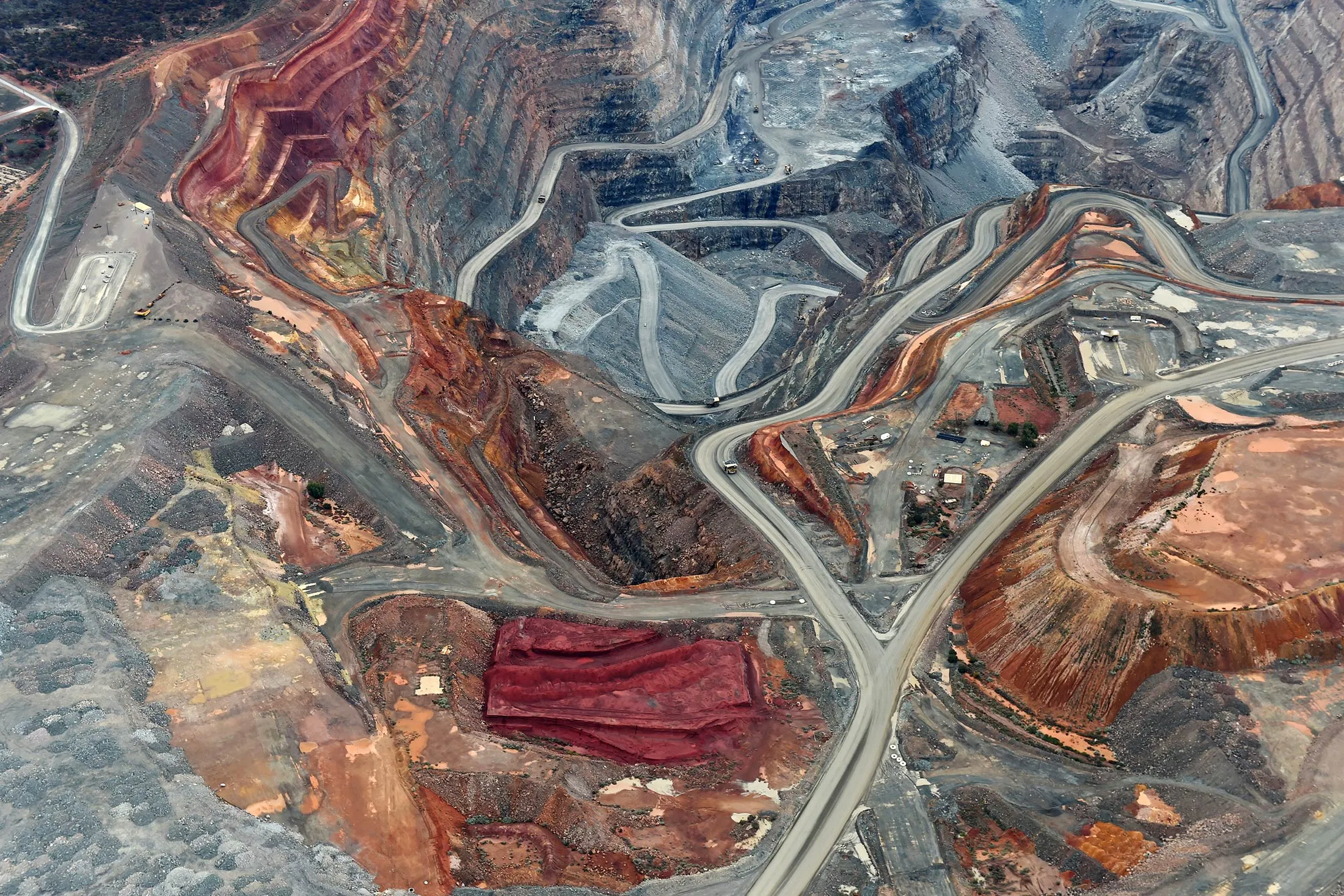 1468534106_Barrick-Gold-Mine2