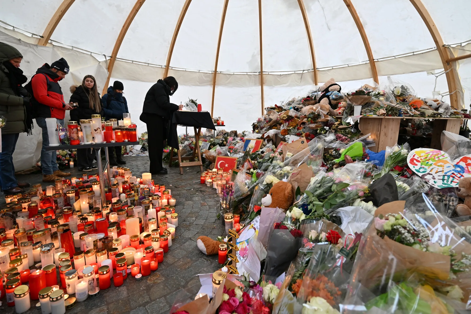 Mouners sign a book of condolence&nbsp;in tribute to victims of the&nbsp;bar fire in Crans-Montana, on Jan. 9.