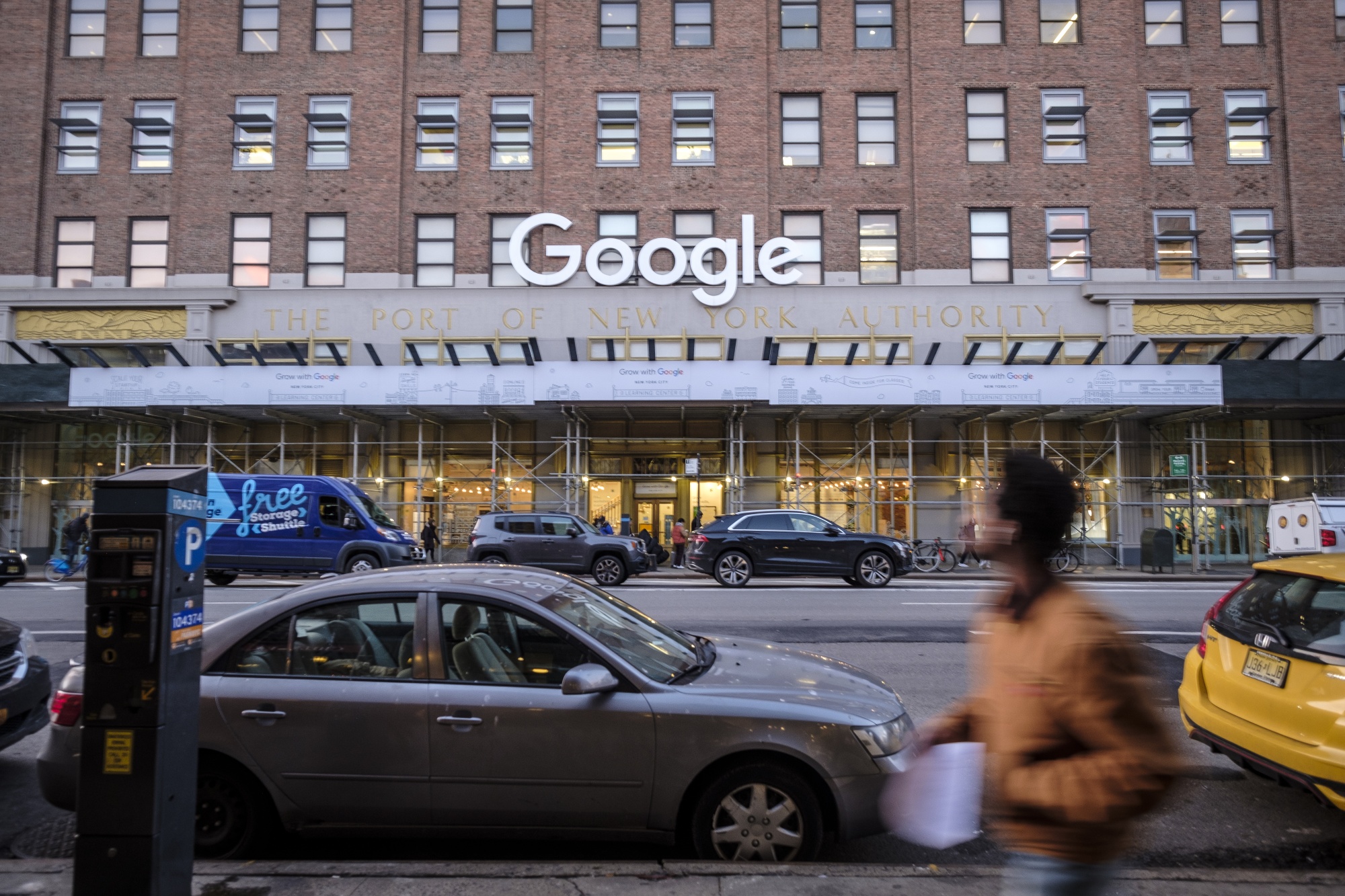Google Quietly Expands in New York in Wake of Amazon's Stumble