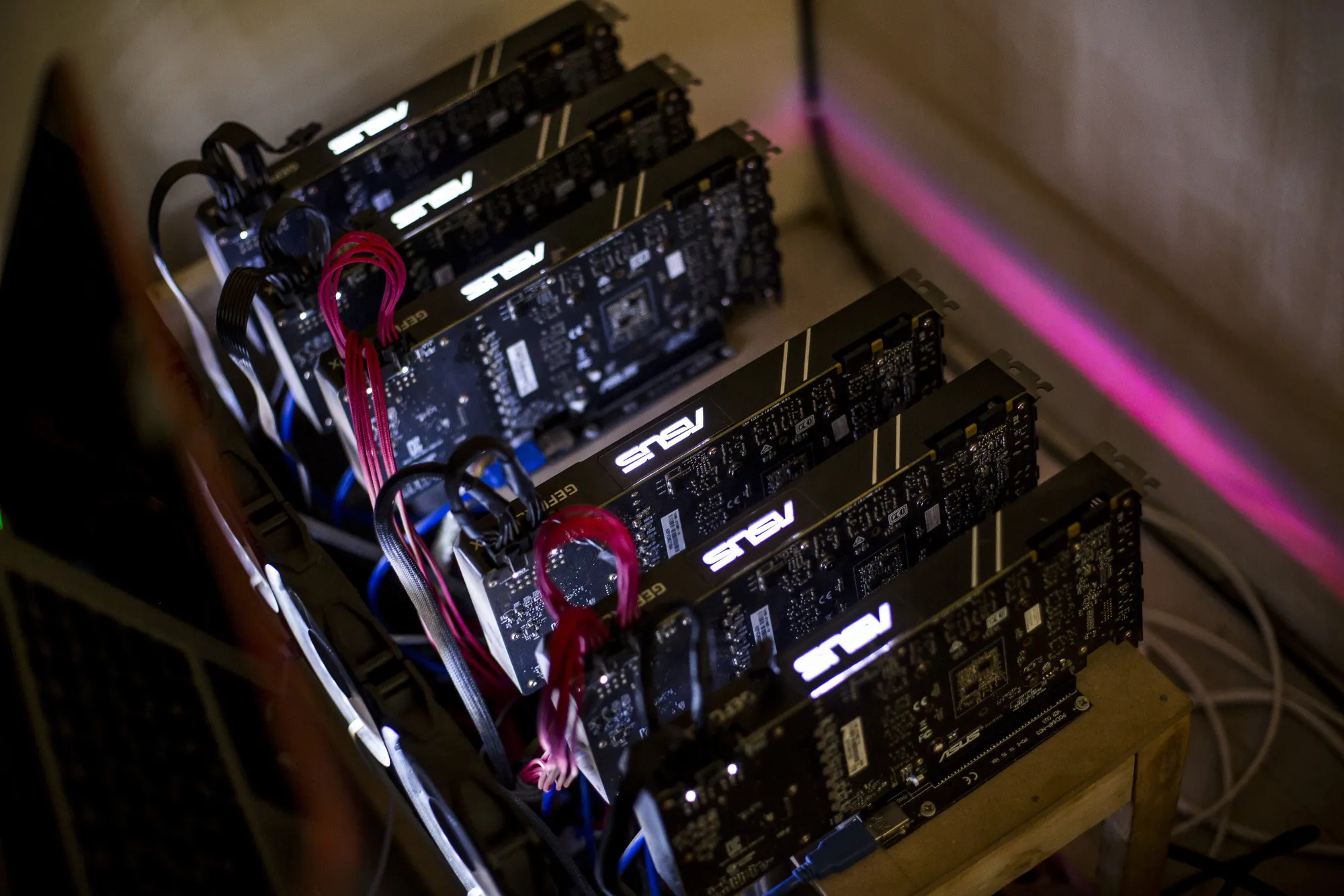 ビットコイン「採掘」のための電力消費は環境問題－新興企業が解決策 - Bloomberg