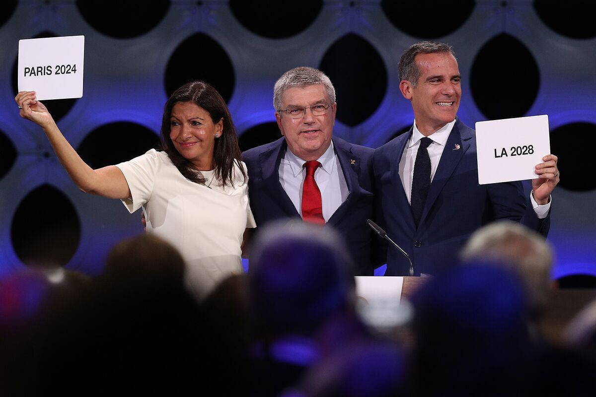 2024 события. Лос Анджелес Париж 2024. 2024 Год Париж. Olympic Flag Passed to Paris mayor Anne Hidalgo for 2024 games.