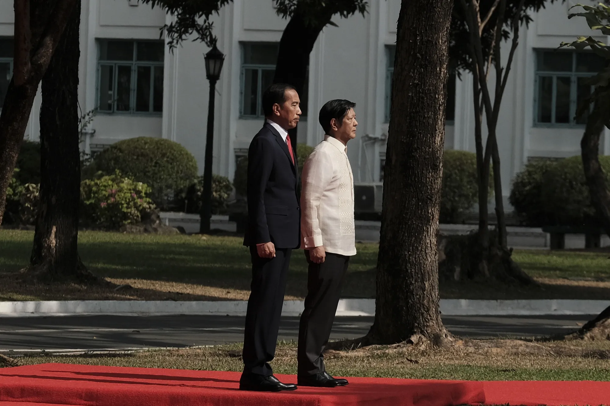 Joko Widodo,&nbsp;left, with Ferdinand Marcos Jr., at the Malacanan Palace grounds in Manila on Jan. 10.