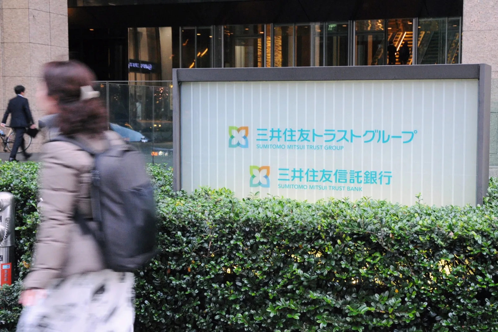 Sumitomo Mitsui Trust Group Inc. Signage 