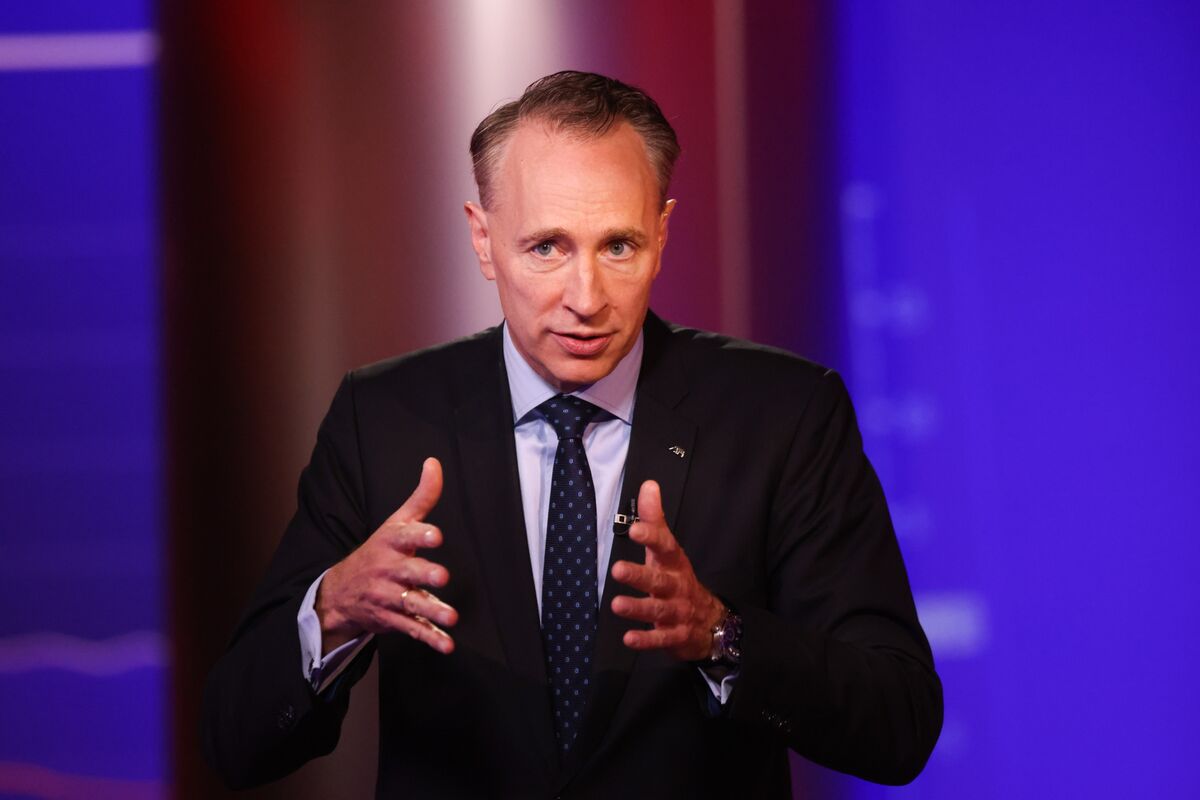 Threat of Haywire AI Feeds Calls for Development Pause, AXA Says