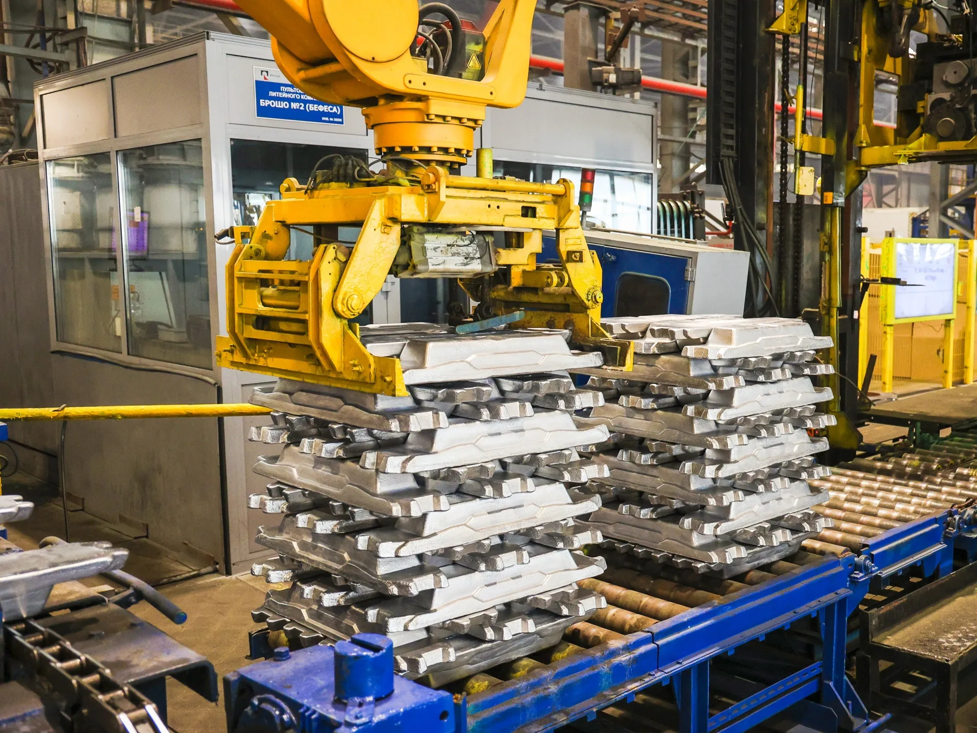 The government needs to&nbsp;do more to help companies make more stuff.