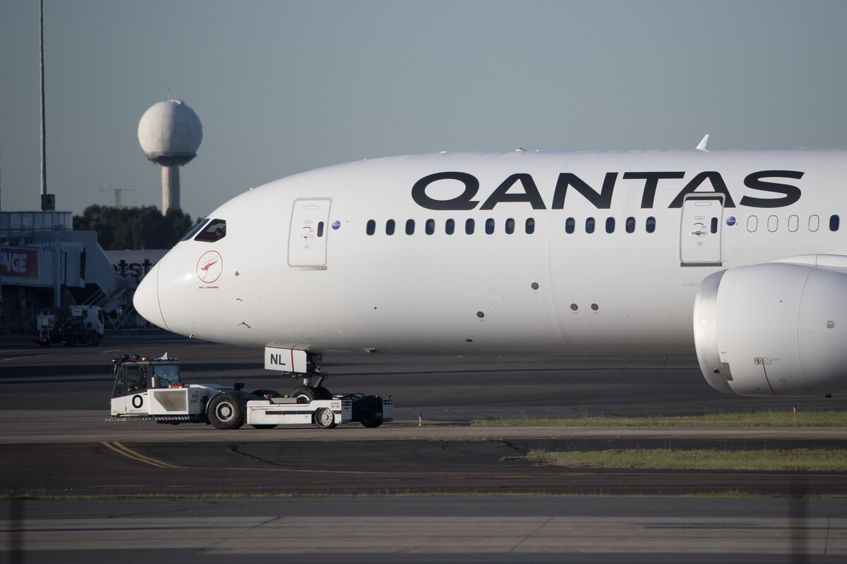 Albanese Faces Scrutiny Over Qantas Relations