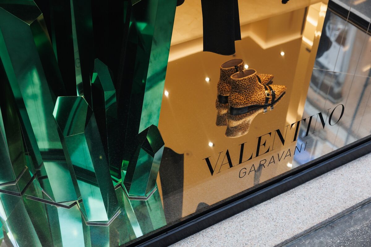 Fashion House Valentino Eyes Debut Bond to Repay Lender Banks