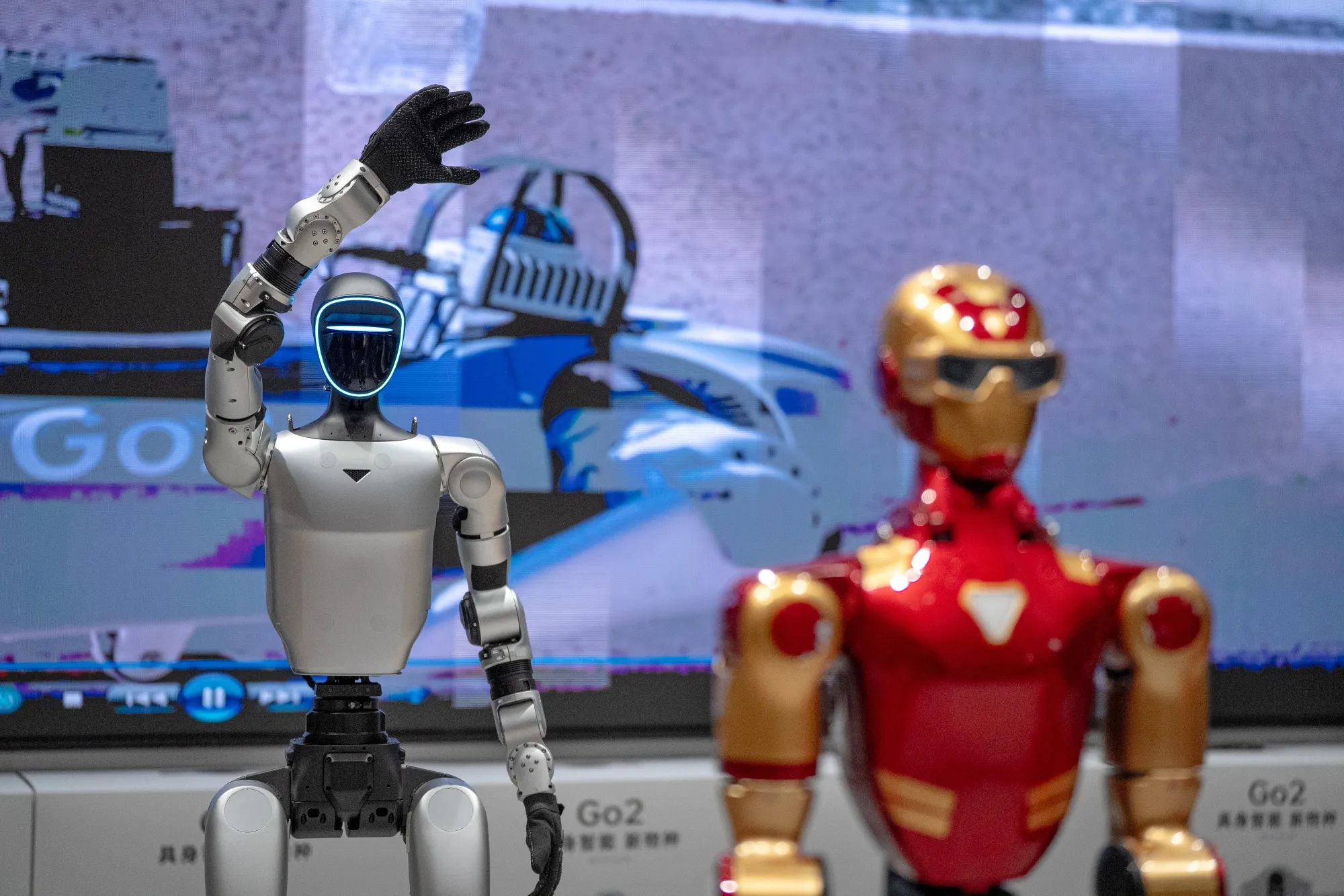 ユニツリーのG1（左）とR1ロボット（北京）