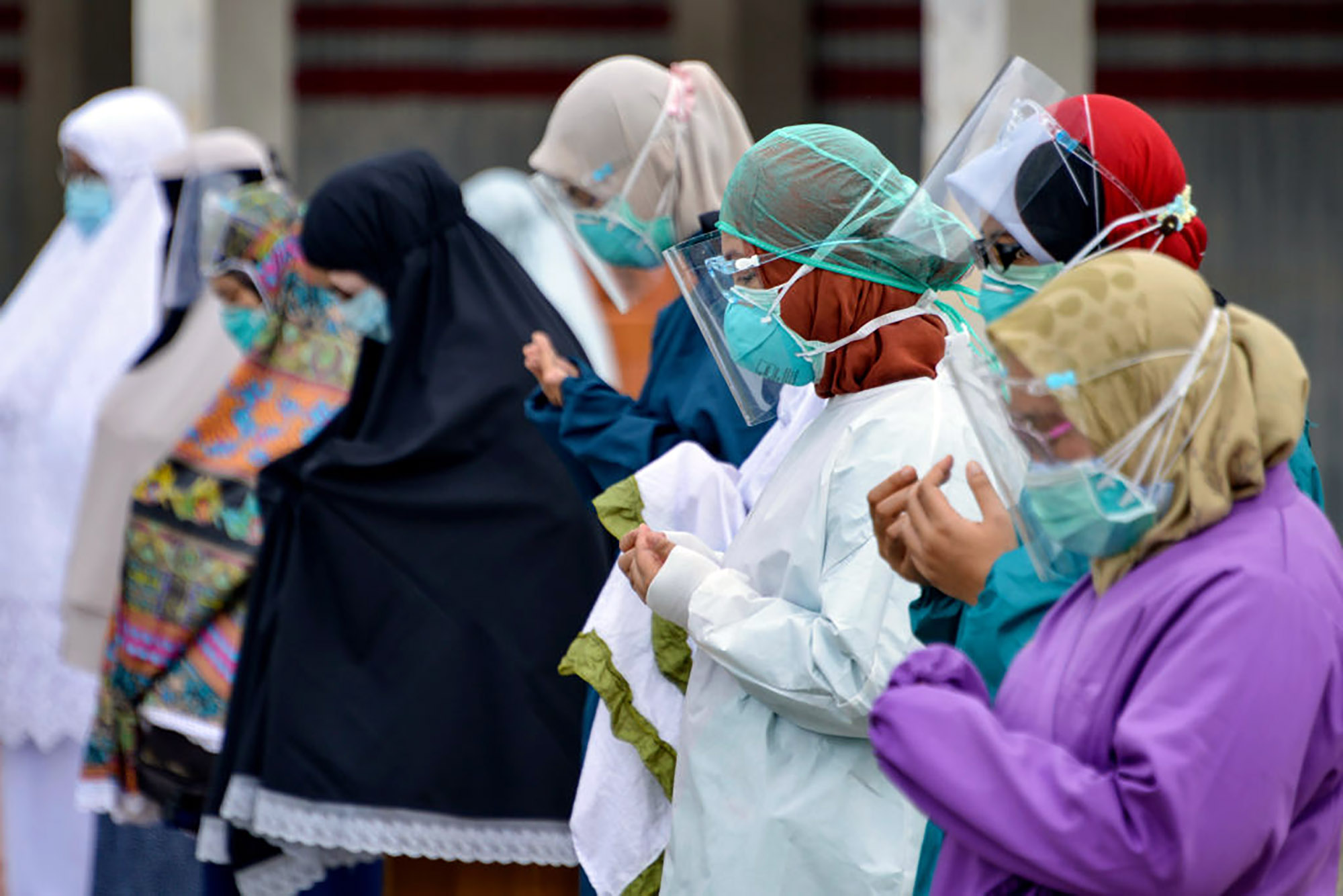 Health workers&nbsp;pray&nbsp;for their colleague, a victim of coronavirus,&nbsp;in Banda Aceh.&nbsp;