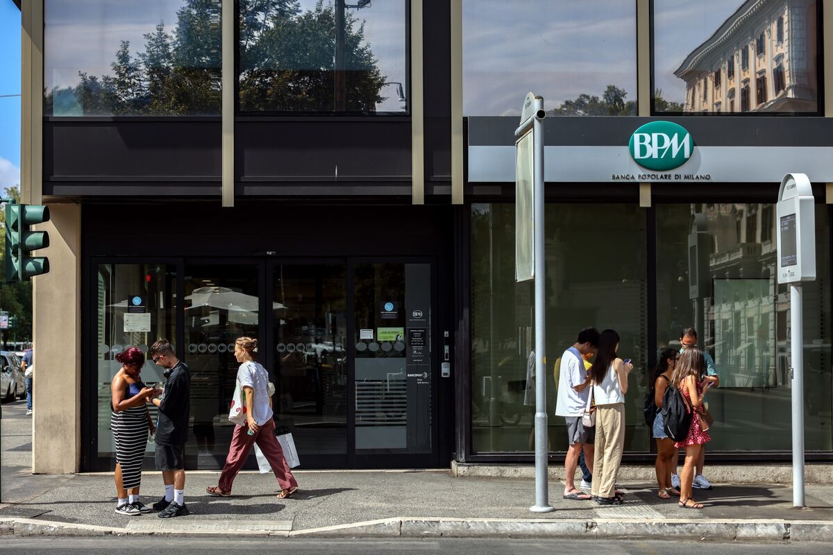 Credit Agricole CEO Says Against Paschi’s Bid for Banco BPM