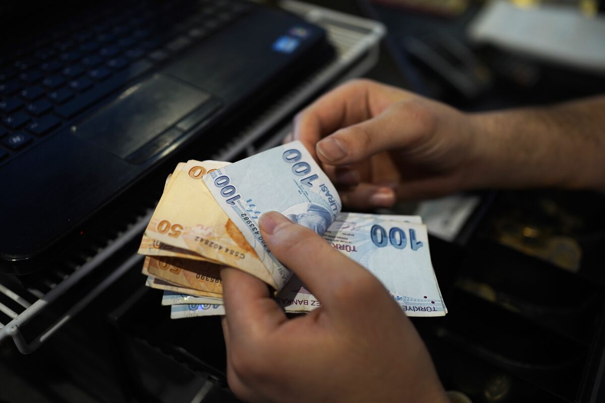 Lira Extends Slump as Simsek Emphasizes Free Market Principles