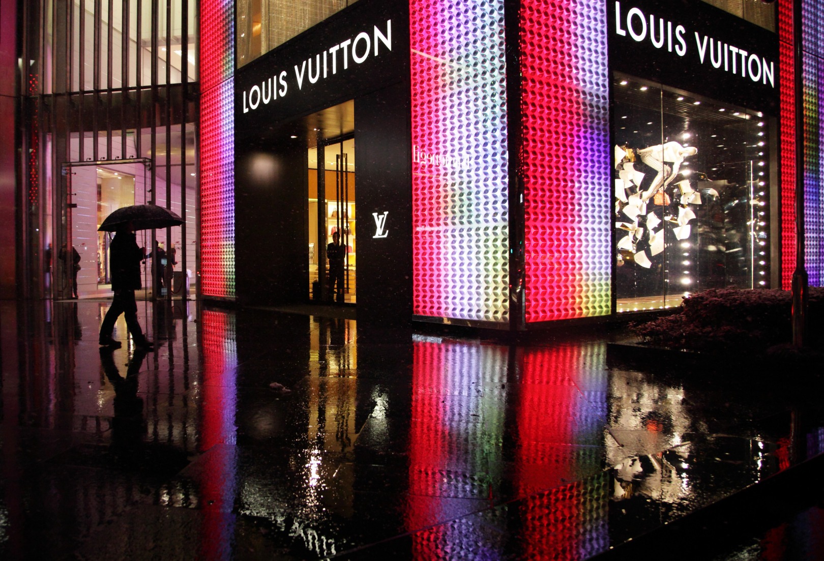 Louis Vuitton Opens China E-Commerce Store - Bloomberg