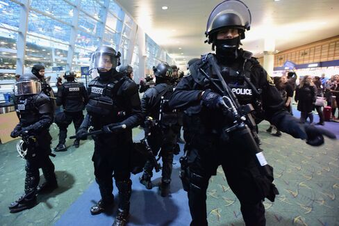 ポートランド空港を警備する警官
