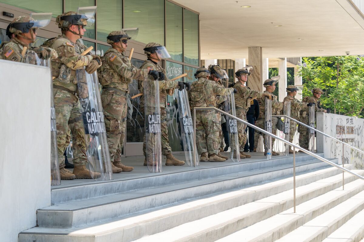 🟪"Trump Mobilita la Guardia Nazionale e i Marines per Contenere le Proteste a Los Angeles"