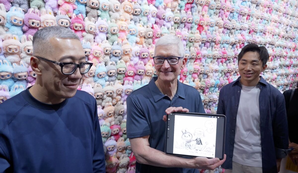 Apple’s Cook Vows to Boost Chinese Investment During Visit