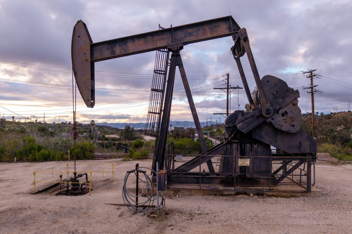 Oil Holds Drop as More Tankers Cross Hormuz After Peace Talks