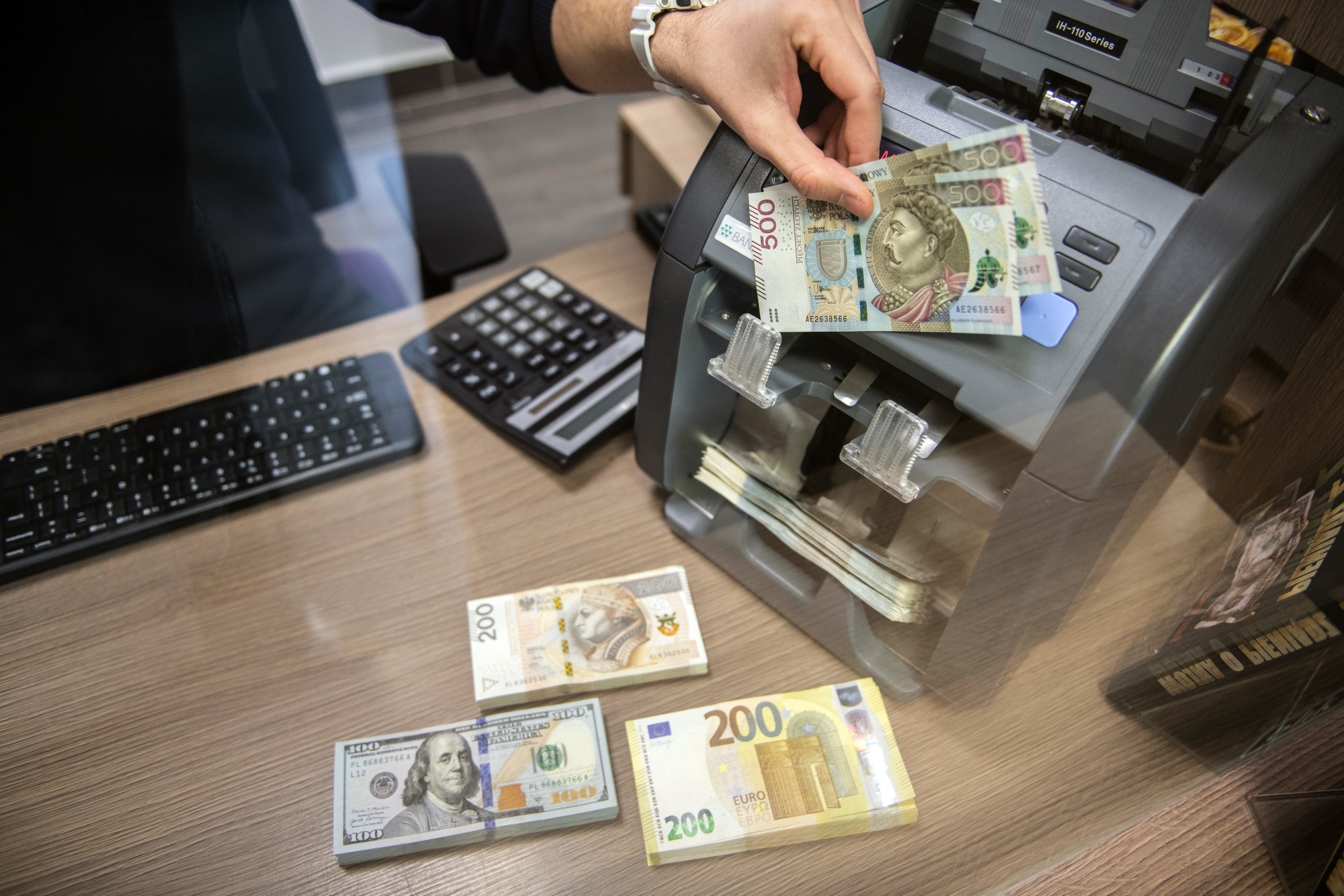 Hungarian forint to Euro exchange rates estimate 2014-2016