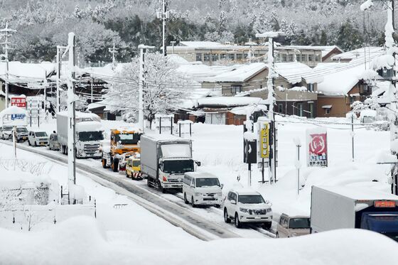 Record Snowfall in Western Japan Snarls Train and Air Travel